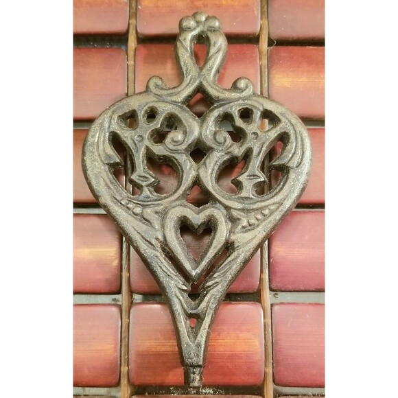 Vintage Cast Iron Trivet Double Heart Pennsylvania Dutch Fraktur Hex 5.25"x3.25" - Picture 1 of 2